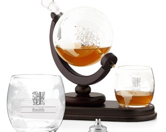 Maverton Globus Whisky Decanter 850 ml + Whisky Gläser Set mit Gravur - mit Holzuntersetzer - Whiskey Männergeschenke - Whisky Geschenk Set