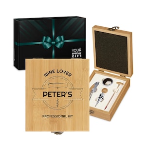 Maverton 4er Wein Zubehör Set mit Aufdruck - Wein Sommelier Set mit Korkenzieher - Weinset Geburtstagsgeschenk für Männer - Männergeschenk
