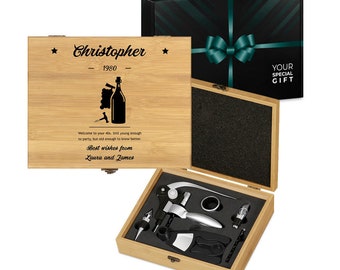 Maverton Wein Zubehör Geschenkset mit Aufdruck - Wein Dekantierset in Holzbox - 6er Korkenzieher-Set - Geschenk für Männer - Geschenk Mann