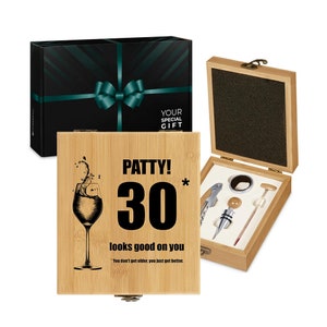 Maverton Weinöffner Set 4 teilig + Bambus Holzbox mit Aufdruck - Korkenzieher Wein Set - Geburtstagsgeschenk für Frauen - Wine Accessories