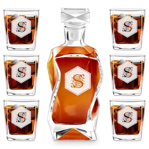 Maverton Customised Whiskey Set for women - Whisky Decanter with glasses for Birthday - Personalised Whisky Carafe with glasses for her