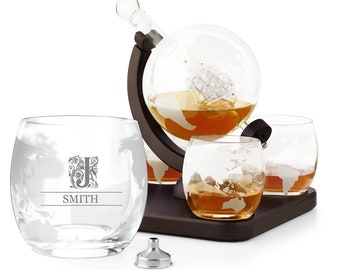 Maverton Globus Whisky Decanter 850 ml + Whisky Gläser Set mit Gravur - mit Holzuntersetzer - Whiskey Männergeschenke - Whisky Geschenk Set