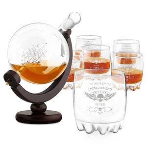 Maverton Whiskey Karaffe Globus + 6er Whiskygläser Set mit Gravur + Holzständer - Geburtstagsgeschenk für Männer - Whiskey Geschenkset