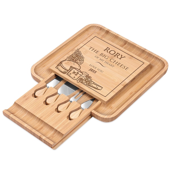 Maverton Bambus Käseschneidebrett mit Gravur + 4er Käsemesser Set - dekoratives Serviertablett - Cheese Board Set - Geschenk für Männer