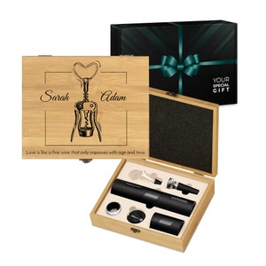 Maverton 6er Wein Zubehör Set mit Aufdruck - Wein Geschenkset - elektrischer Korkenzieher - Geschenk zur Hochzeit - Geschenk für Paare
