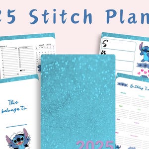 Puede incluir: Una agenda azul y blanca con una cubierta de purpurina e ilustraciones del personaje Stitch. La agenda incluye un rastreador de cumpleaños, páginas de calendario mensuales y una página para notas. La cubierta dice "2025 Stitch Planner".