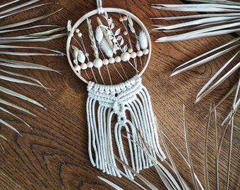 Macramé Dreamcatcher con flores secas en cuentas de madera // Colgante de pared con flores secas para cada ocasión