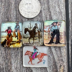 Op de afbeelding: Vijf rechthoekige, decoratieve magneten met cowboy- en cowgirl-thema's. Elke magneet heeft een andere afbeelding van een persoon op een paard, met een hond of in de buurt van een paard. Een Amerikaanse kwartdollar is ook in de afbeelding.
