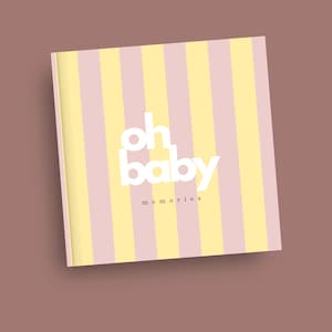 Könnte beinhalten: Ein Baby-Erinnerungsbuch mit einem pastellgelb-rosa gestreiften Einband. Die Worte "oh baby" sind weiß, vertikal gestapelt, mit "memories" darunter. Das Buch befindet sich auf einem braunen Hintergrund.