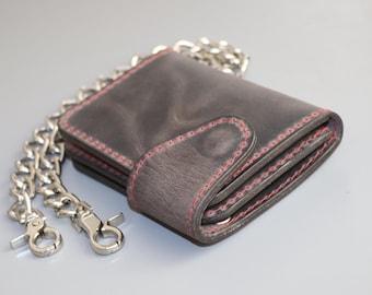 Szary skórzany portfel z łańcuszkiem – czerwone przeszycia ręczne, portfel motocyklowy w stylu japońskim