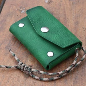 Cartera Snaps con cordón de paracord / Personalización con letras y símbolos estampados en caliente / Cuero Crazy Horse verde / Para hombre o mujer