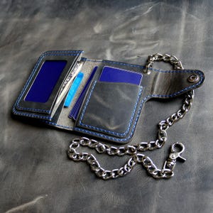 Cartera de cuero estilo camionero gris con cadena de acero inoxidable para hombre. Resistente, cosida a mano con hilo encerado azul. Perfecta para el estilo de una billetera de motociclista.