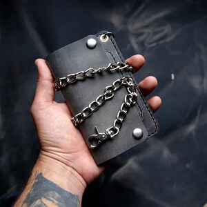 Cartera de motociclista de cuero gris con cadena de acero inoxidable para hombre o mujer - Detalle de costura a mano - Perfecciona tu estilo motero - Regalos de motociclista