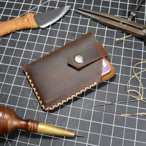 Kreuz genähter Leder-Kartenhalter / Druckknopfverschluss / Hohe Kapazität / Vertikales Design / Geschenk-Schlüsselanhänger
