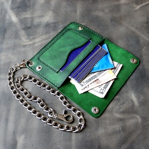 Cartera de motociclista de cuero verde con cadena de acero inoxidable para hombre o mujer. Detalle de costura a mano en negro. Perfecciona tu estilo motero. Regalos de motocicleta.