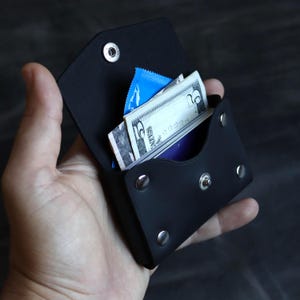Cartera minimalista de cuero con cierre a presión - Cartera EDC compacta y delgada - Regalos personalizados perfectos para él o ella - Elegante y funcional - Diseño con remaches