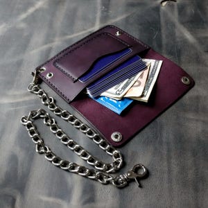 Cartera de motociclista de cuero morado con cadena de acero inoxidable para mujer / Detalle de costura a mano en negro / Perfecciona tu estilo motero / Regalos de motociclista