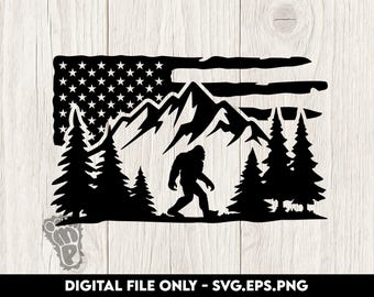 Könnte beinhalten: Schwarze Silhouette von Bigfoot, der vor Bergen, Kiefern und einer amerikanischen Flagge geht. Der Text unten lautet "DIGITAL FILE ONLY - SVG.EPS.PNG".