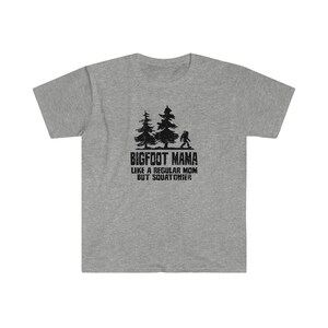 Bigfoot Sasquatch Mama - Come una mamma normale, ma più tozza - Maglietta unisex Softstyle immagine 8