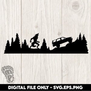 Puede incluir: Gráfico de silueta negra de un hombre lobo corriendo por un bosque, con un vehículo 4x4 subiendo una colina. El texto "DIGITAL FILE ONLY - SVG.EPS.PNG" está en la parte inferior. La imagen está sobre un fondo de vetas de madera clara.