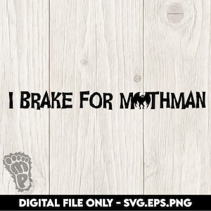 Puede incluir: Texto negro sobre un fondo de vetas de madera claras que dice "I Brake For Mothman" con una silueta de la criatura Mothman. Un gráfico de huella de Bigfoot está en la esquina inferior izquierda. El banner inferior dice "DIGITAL FILE ONLY - SVG.EPS.PNG".