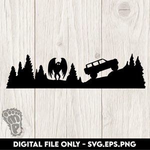 Könnte beinhalten: Schwarze Silhouette mit einem Monster mit Flügeln, Bäumen und einem Geländewagen, der einen Hügel erklimmt. Der Text unten lautet "DIGITAL FILE ONLY - SVG.EPS.PNG".
