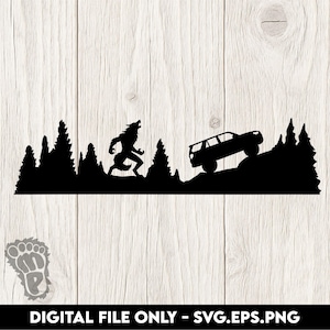 Puede incluir: Diseño de silueta negra que representa un hombre lobo corriendo por un bosque, con un vehículo 4x4 subiendo una colina. El texto "DIGITAL FILE ONLY - SVG.EPS.PNG" está en la parte inferior. Sobre fondo de madera clara.