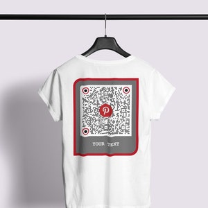 Op de afbeelding: Wit T-shirt met een rood en grijs vierkant met een Pinterest-logo en een QR-code. De tekst "YOUR TEXT" is onder het vierkant gedrukt.
