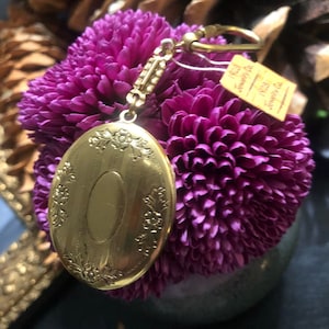 1970’s Picture Oval Locket Keychain by the 1928 Jewelry Company