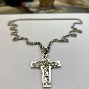 Símbolos De Fe: Collar Cruz Pectoral Con Colgante Del Papa Francisco De 26 Pulgadas