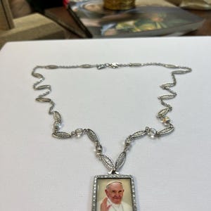 Símbolos de Fe: Collar Colgante De Cristal Del Papa Francisco De 28 Pulgadas