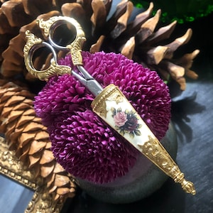 1928 Jewelry Vintage Style Ornate Pink And Purple Flower Decal Scissors