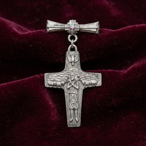 Símbolos De Fe: Broche De Cruz Del Buen Pastor Con Cristal Rojo