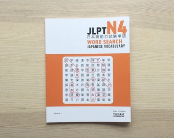 Könnte beinhalten: Ein Buchcover mit orangefarbenem Hintergrund und dem Text "JLPT N4" in Schwarz. Das Buch trägt den Titel "Japanischer Sprachtest Wortsuche" und enthält ein Wortsuchrätsel mit japanischen Schriftzeichen.