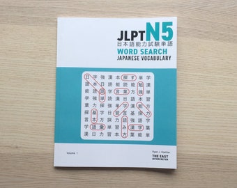 Könnte beinhalten: Ein türkisfarbener Buchumschlag mit dem Titel "JLPT N5" in weißer Schrift. Das Buch trägt den Titel "Japanischer Sprachfähigkeitstest Wortsuche". Der Umschlag zeigt ein Wortsuchrätsel mit japanischen Schriftzeichen.