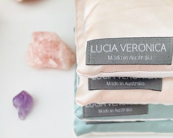 100% zijden oogkussen van Lucia Veronica® gevuld met gecertificeerde biologische lavendel, kristallen en Australische rijst. Gemaakt in Australië. Gemengde kleuren