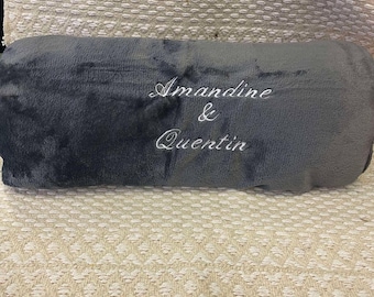 Plaid Personnalisé 150x200 cm – Broderie Prénom ou Phrase – 100% Polyester Recyclé – Cadeau Unique