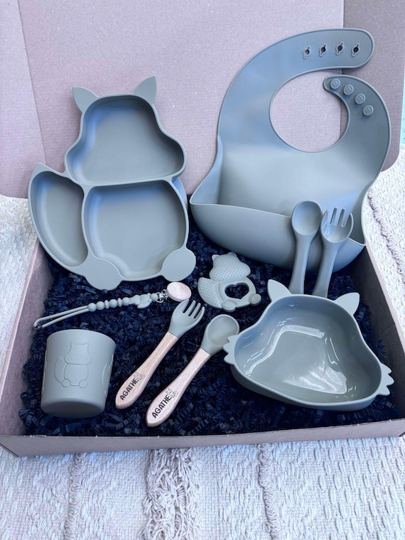 Coffret repas bébé complet – Silicone sans BPA – Personnalisé avec prénom – Assiette, bol, bavoir, couverts, gobelet (plusieurs coloris)