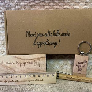 Coffret Merci Maîtresse - Cadeau Fin d'Année École - Porte-Clé Stylo Règle Gravés - Brosse Tableau - Petite Boîte Souvenir Maîtresse