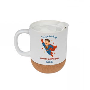 Peut inclure: Mug en céramique blanche avec une base en liège. Le mug présente une illustration de dessin animé d'un super-héros avec le texte "Tu n'as pas besoin de cape pour être un SUPER papa Paul & Elio".