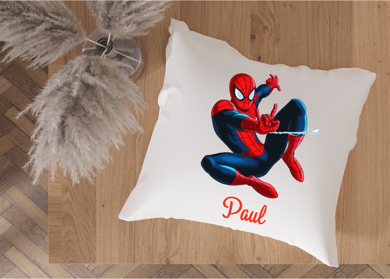 Coussin spiderman personnalisé/ coussin maternelle personnalisé/ cadeau spiderman personnalisé / cadeau anniversaire enfant image 1