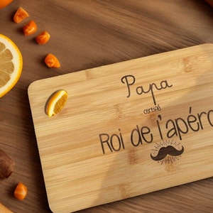 Planche apéro Papa personnalisée – "Roi de l’apéro" gravée – Cadeau Fête des Pères avec signature enfant – Bambou 25x30 cm