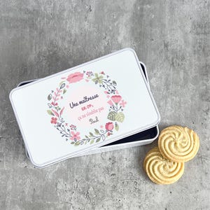 Boîte métal “Une maîtresse en or” personnalisée – Cadeau fin d’année scolaire – Motif floral rose – Prénom enfant – Boîte à biscuits
