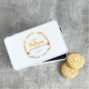 Boîte à biscuits personnalisée “Merci Maîtresse” – Cadeau fin d’année scolaire – Motif floral – Boîte métal avec texte & année