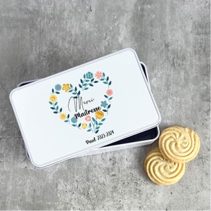 Boîte métal Merci Maîtresse personnalisée – Cœur floral coloré – Cadeau fin d’année scolaire – Prénom & année – Boîte à biscuits ou souvenir