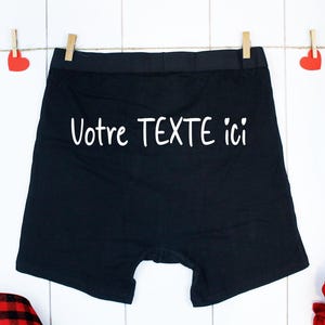 Peut inclure: Boxer noir avec le texte "Votre TEXTE ici" imprimé en blanc sur le devant.