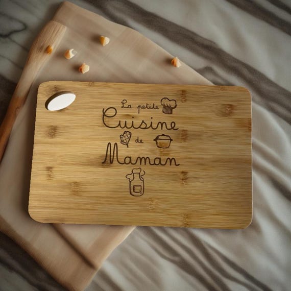 Planche à Découper Bambou Gravée 'Tout Est Meilleur Quand Maman Cuisine' - Cadeau Maman Original
