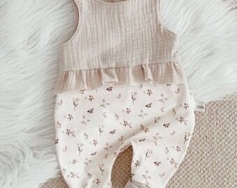 Strampler *little Flowers* mit Rüsche Musselin | Rüschenstrampler | Newborn | Frühchen | Einteiler | Romper