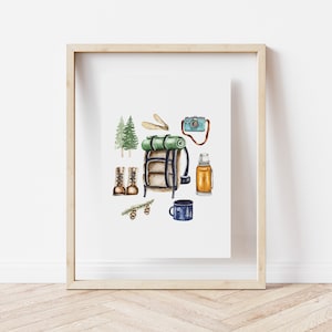 Op de afbeelding: Een aquarel-illustratie van kampeeruitrusting, waaronder een rugzak, laarzen, een thermoskan, een camera, een mok en dennenbomen.