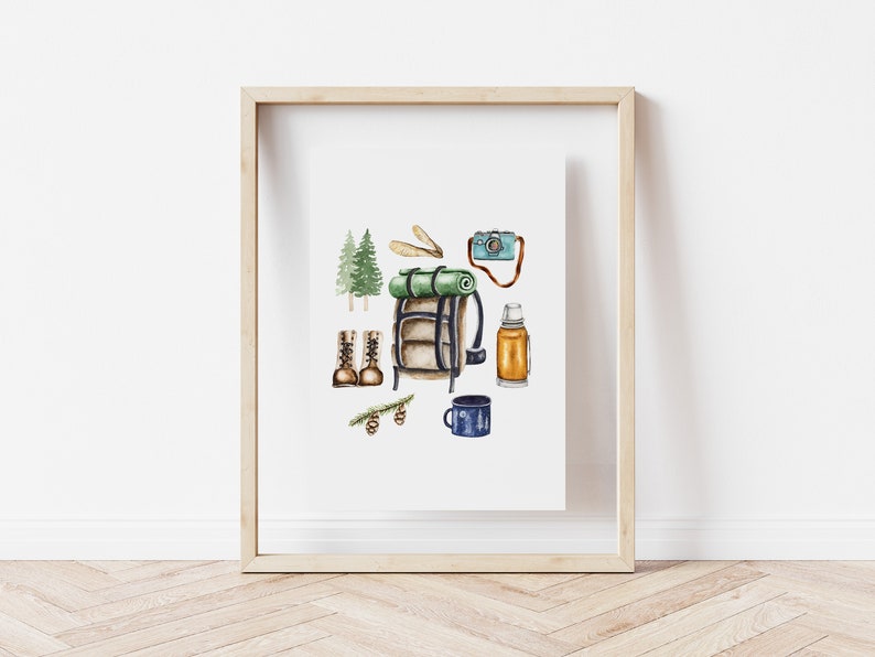 Op de afbeelding: Een aquarel-illustratie van kampeeruitrusting, waaronder een rugzak, laarzen, een thermoskan, een camera, een mok en dennenbomen.